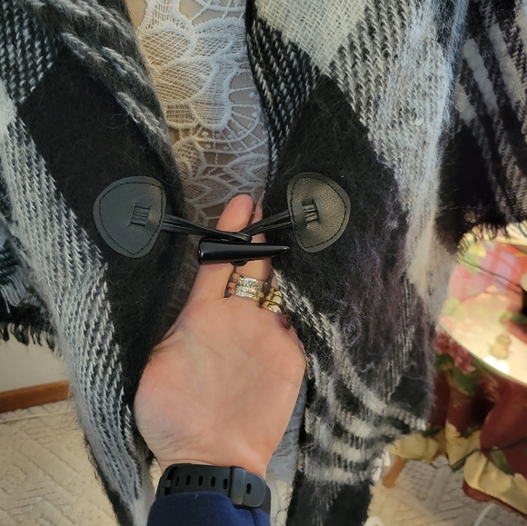 Soft and warm shawl with toggle closure - Picture 2 of 5